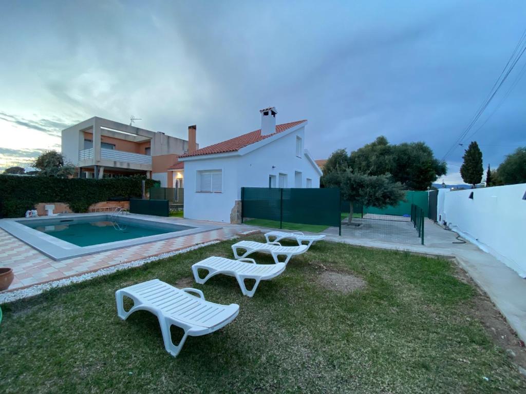 The swimming pool at or close to Apartamentos con piscina cerca playa