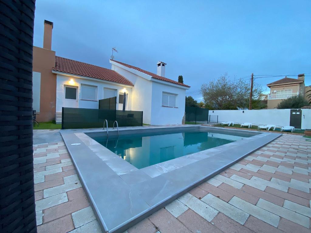 The swimming pool at or close to Apartamentos con piscina cerca playa