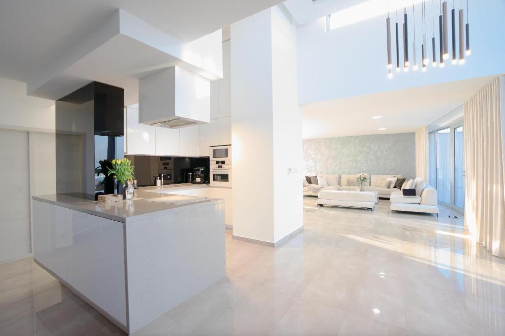 Kuchyň nebo kuchyňský kout v ubytování Luxusný Penthouse nad jazerami 230 m2, 2x garáž, WIFI