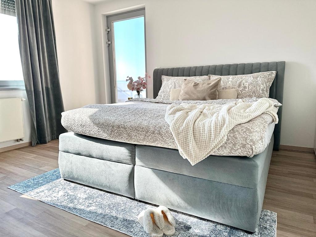 Postel nebo postele na pokoji v ubytování Luxusný Penthouse nad jazerami 230 m2, 2x garáž, WIFI