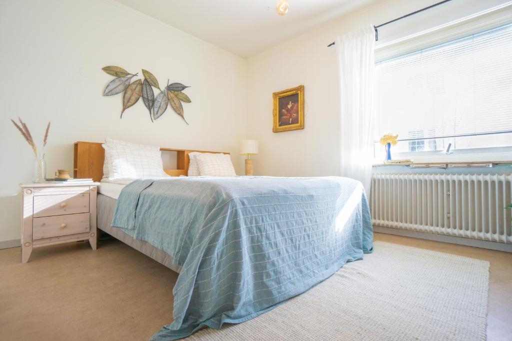 Ένα ή περισσότερα κρεβάτια σε δωμάτιο στο HaHa House Large 3BR Home for 7 with 2 Kitchens Free Parking and Garden