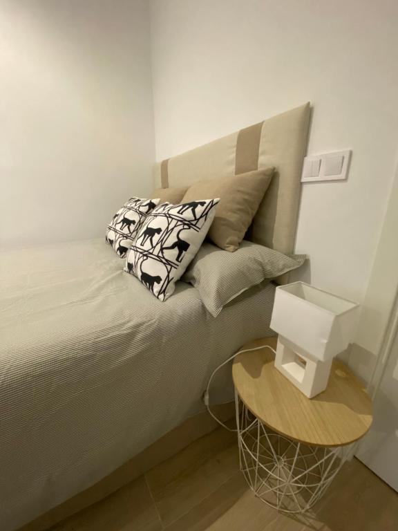 A bed or beds in a room at Apartamentos con piscina cerca playa