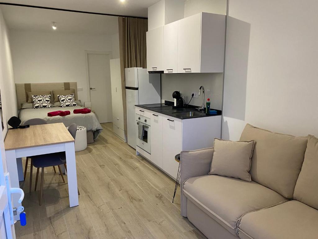 A kitchen or kitchenette at Apartamentos con piscina cerca playa