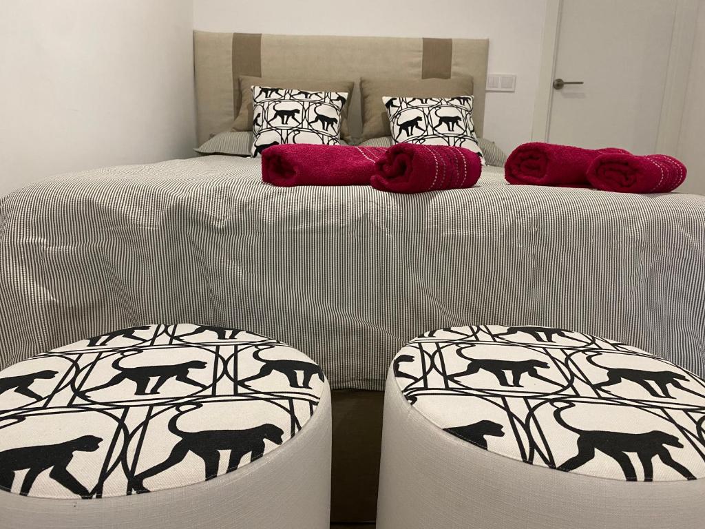 A bed or beds in a room at Apartamentos con piscina cerca playa