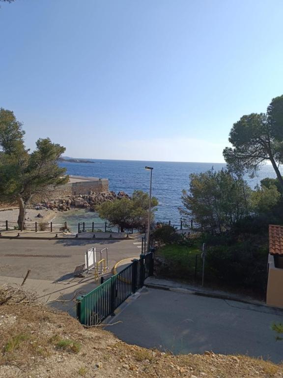 - un parking à côté d'une plage donnant sur l'océan dans l'établissement Appartement à Bandol, à Bandol