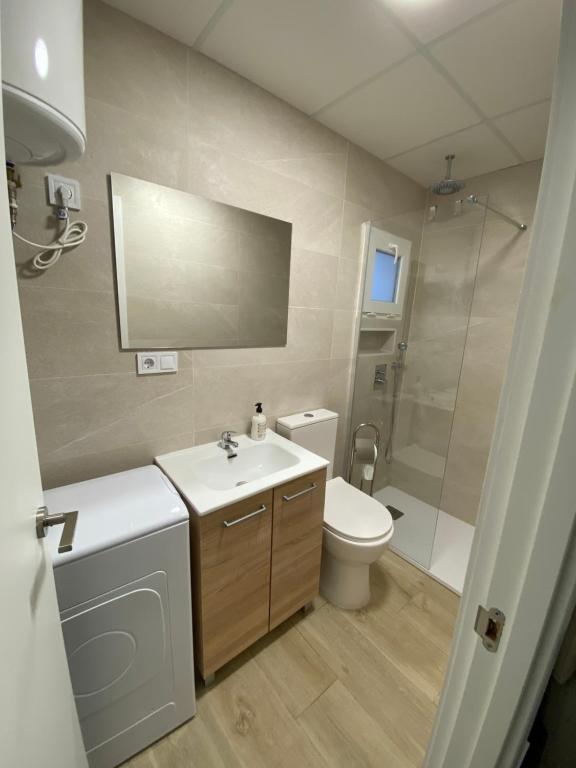 A bathroom at Apartamentos con piscina cerca playa