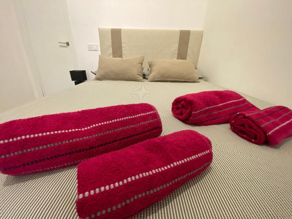 A bed or beds in a room at Apartamentos con piscina cerca playa