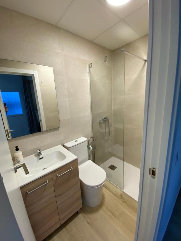 A bathroom at Apartamentos con piscina cerca playa