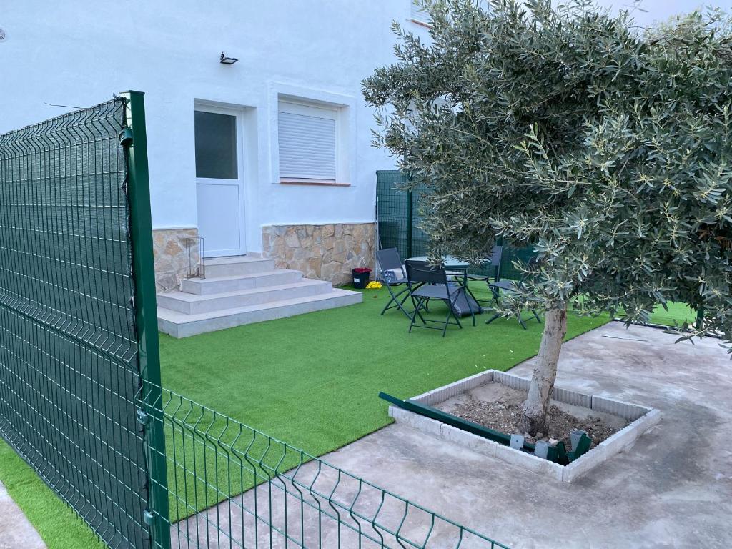 A garden outside Apartamentos con piscina cerca playa