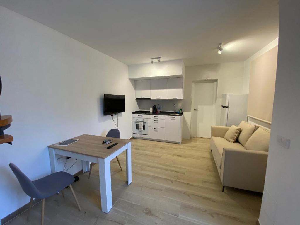 A kitchen or kitchenette at Apartamentos con piscina cerca playa