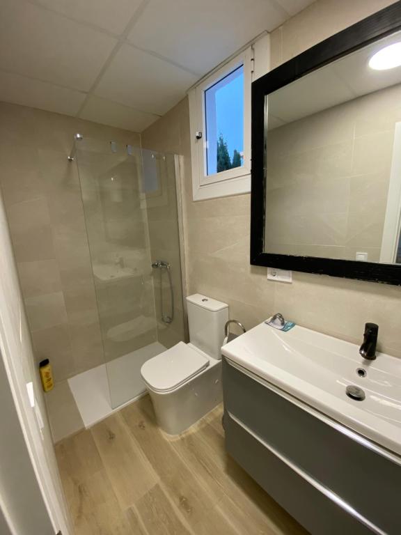 A bathroom at Apartamentos con piscina cerca playa