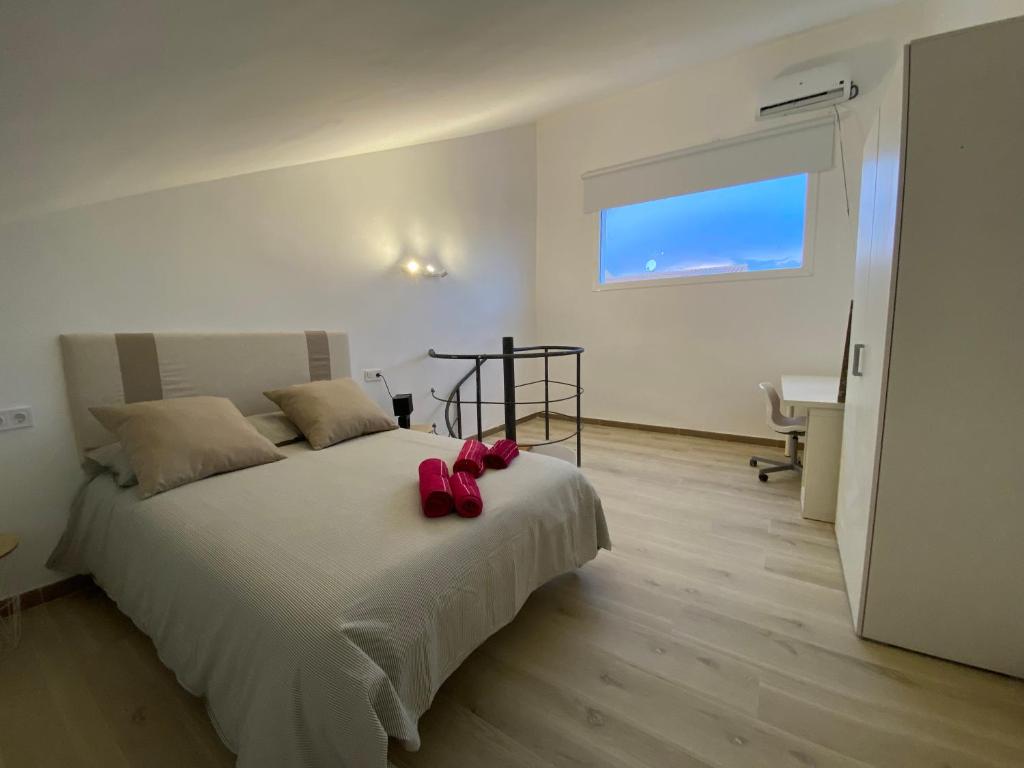 A bed or beds in a room at Apartamentos con piscina cerca playa