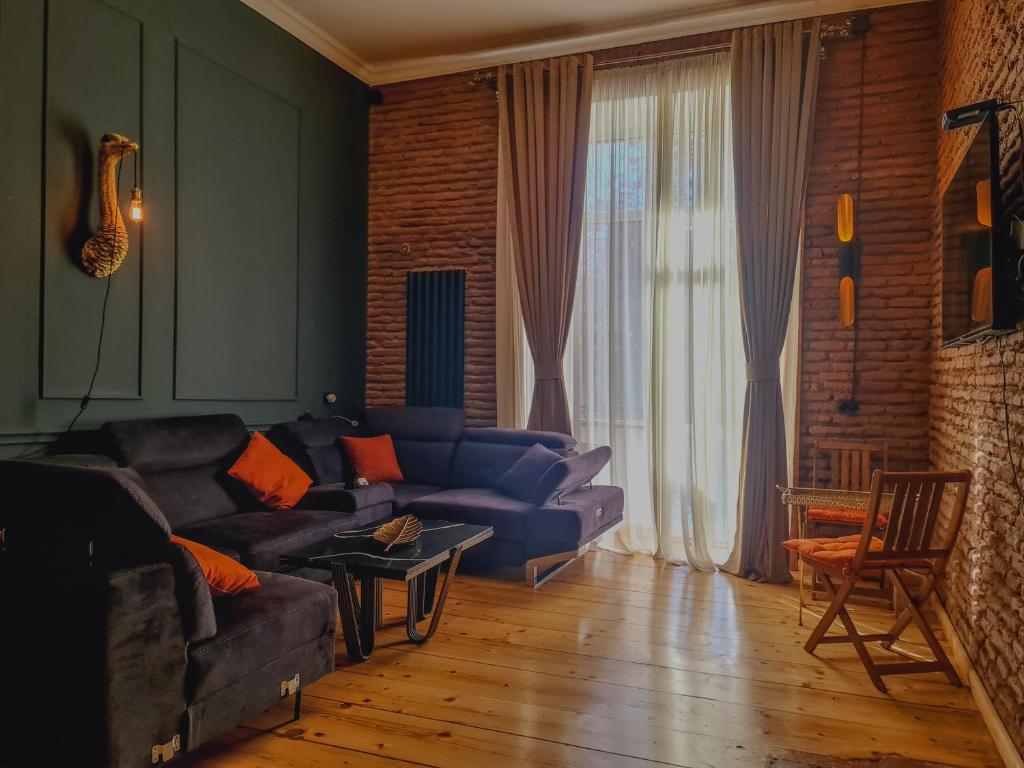 Гостиная зона в Top Floor Apartment+Balcony in sololaki / Room 25
