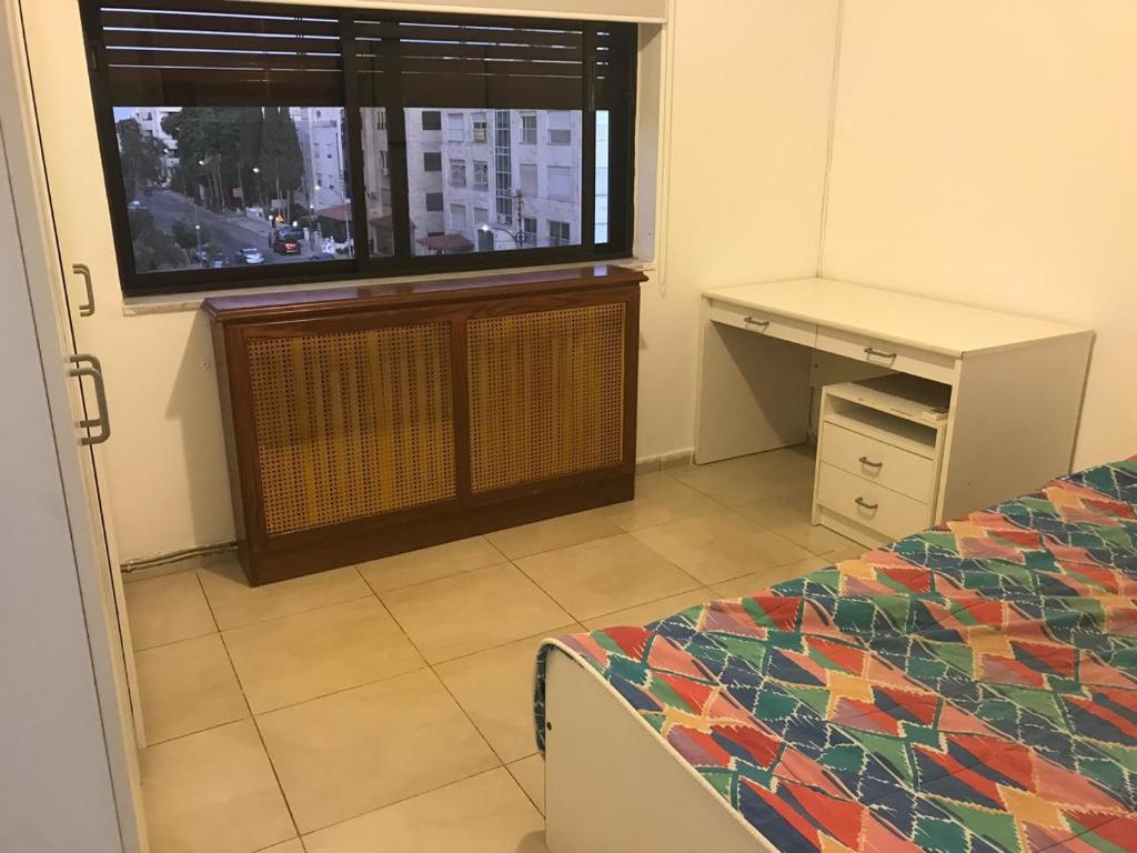 TV a/nebo společenská místnost v ubytování Nice Furnished apartment