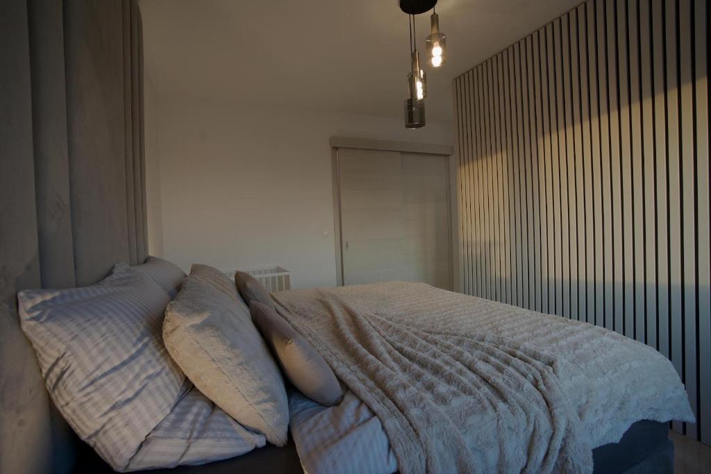 Postel nebo postele na pokoji v ubytování Luxusný Penthouse nad jazerami 230 m2, 2x garáž, WIFI