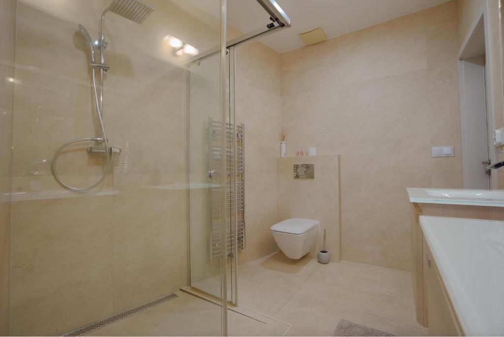 Koupelna v ubytování Luxusný Penthouse nad jazerami 230 m2, 2x garáž, WIFI