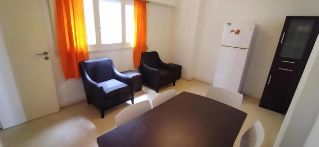 un salon avec deux chaises et une table dans l'établissement Depto Bolivar1 Centro para 4 personas, à Mar del Plata