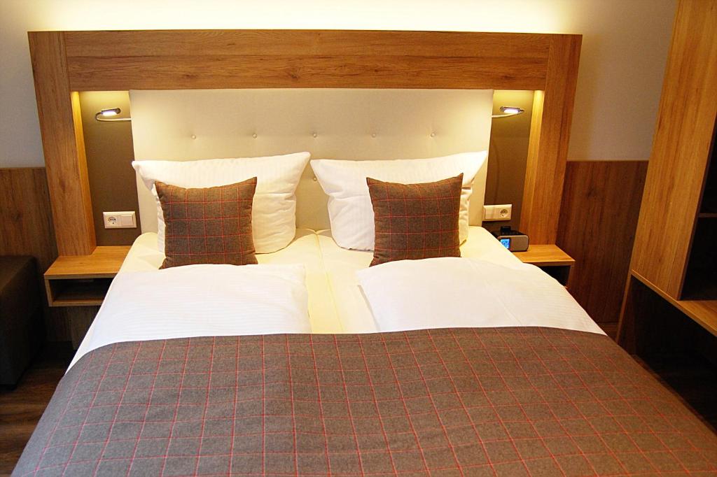 Postel nebo postele na pokoji v ubytování Hotel Am Martinsberg
