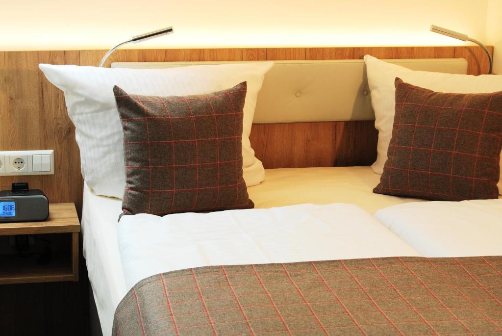 Postel nebo postele na pokoji v ubytování Hotel Am Martinsberg
