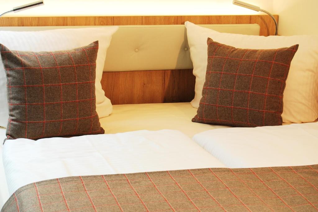 Postel nebo postele na pokoji v ubytování Hotel Am Martinsberg