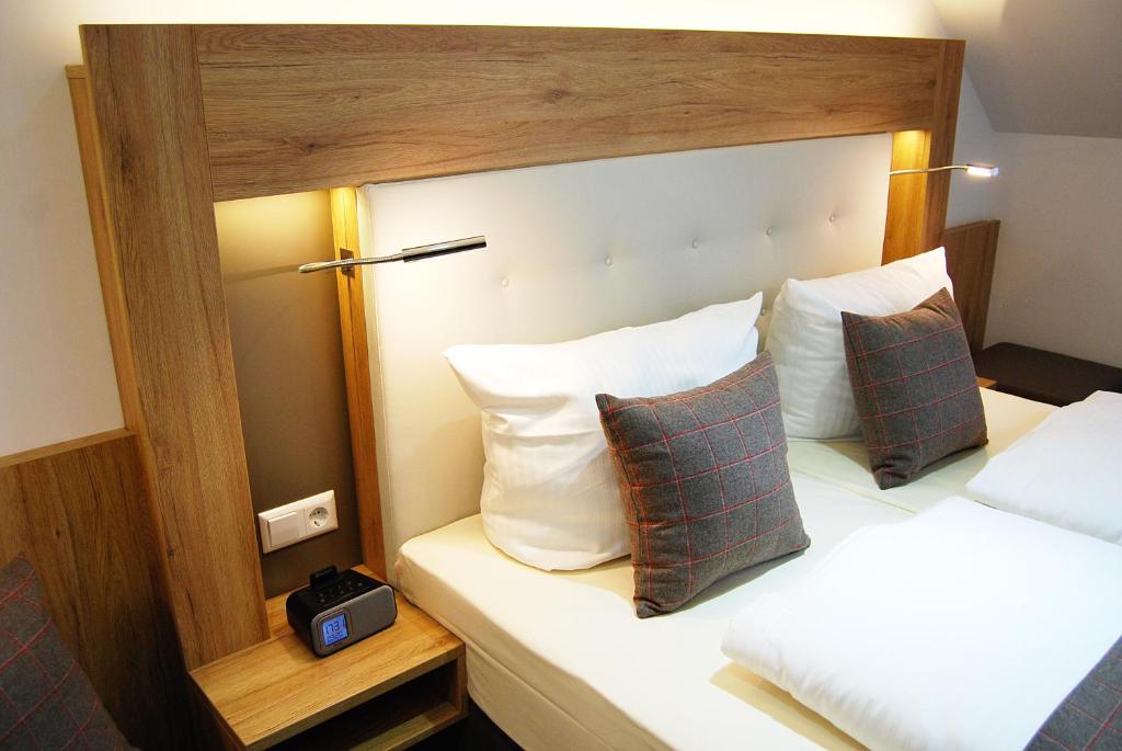 Postel nebo postele na pokoji v ubytování Hotel Am Martinsberg