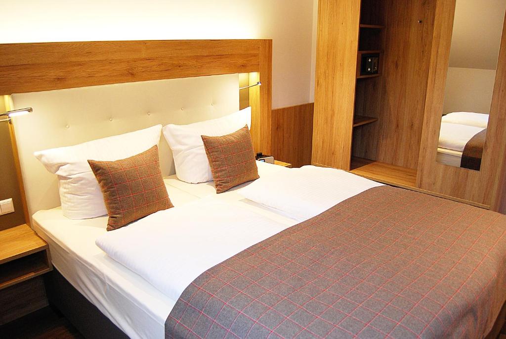 Postel nebo postele na pokoji v ubytování Hotel Am Martinsberg