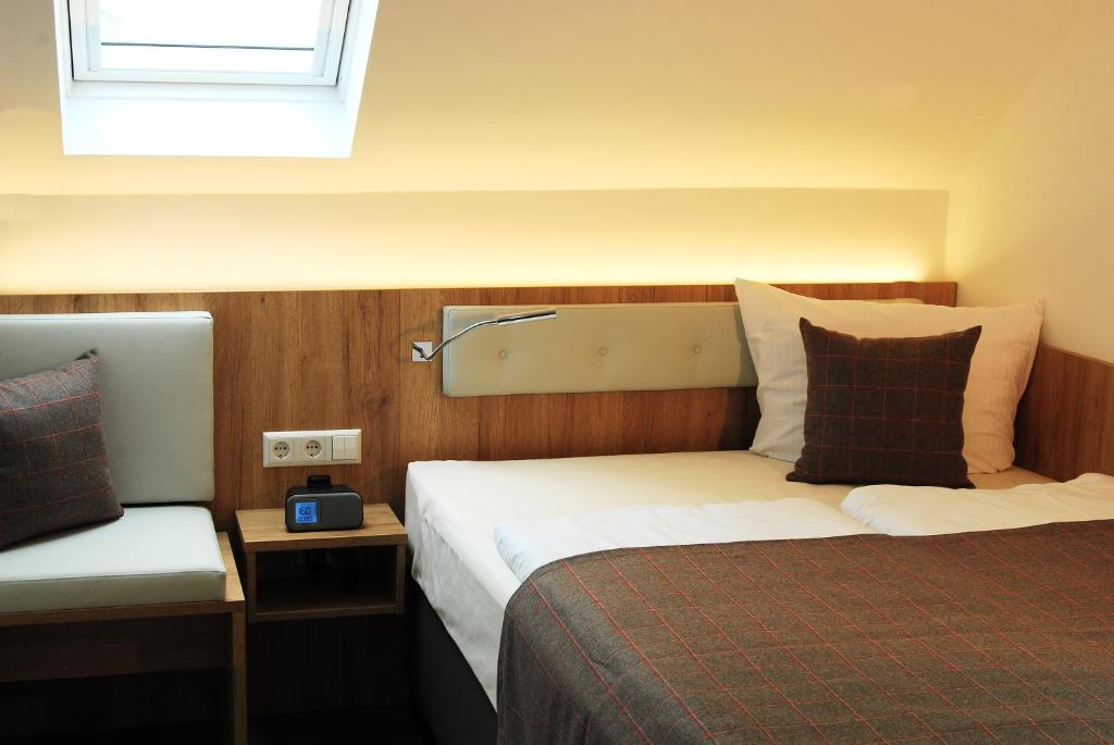 Postel nebo postele na pokoji v ubytování Hotel Am Martinsberg