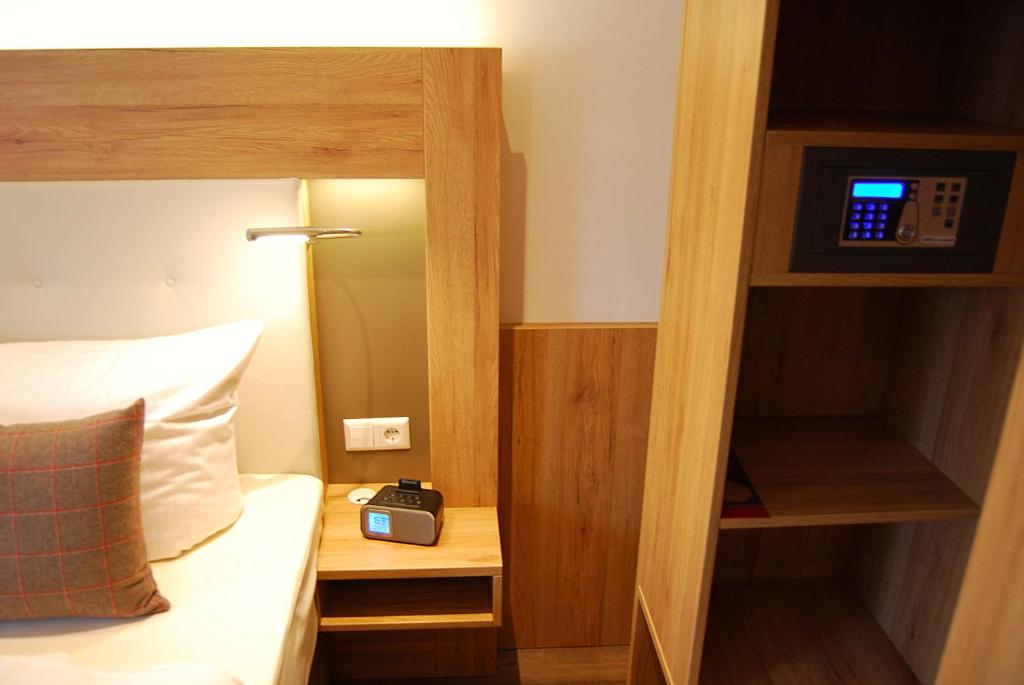 Postel nebo postele na pokoji v ubytování Hotel Am Martinsberg