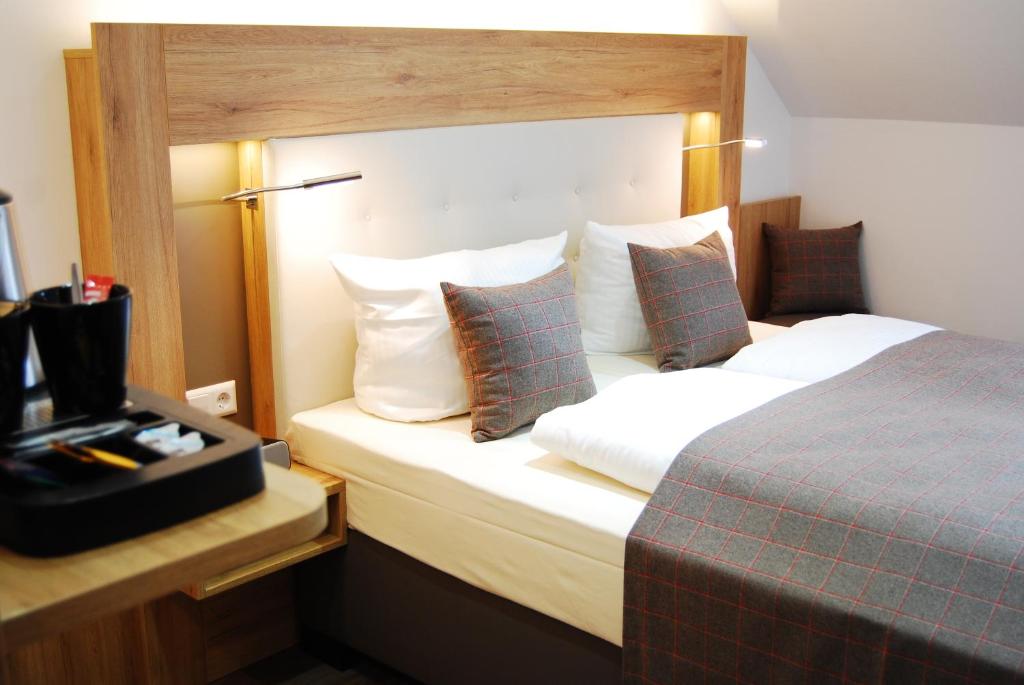 Un pat sau paturi într-o cameră la Hotel Am Martinsberg