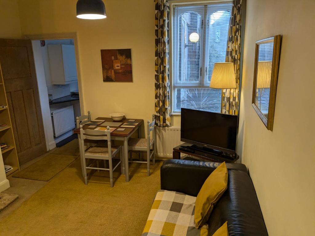 Apartment with Outside Patio and Car Space - Appartement