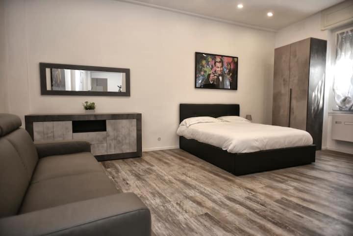 une chambre avec un lit et un canapé dans une pièce dans l'établissement Smart House, à Gênes