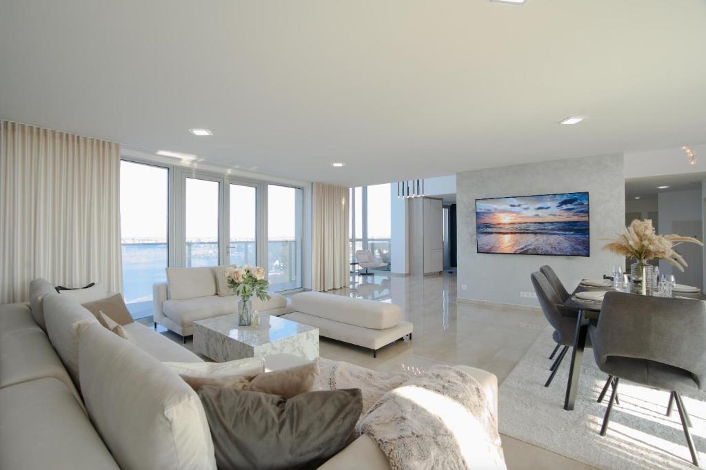 Posezení v ubytování Luxusný Penthouse nad jazerami 230 m2, 2x garáž, WIFI
