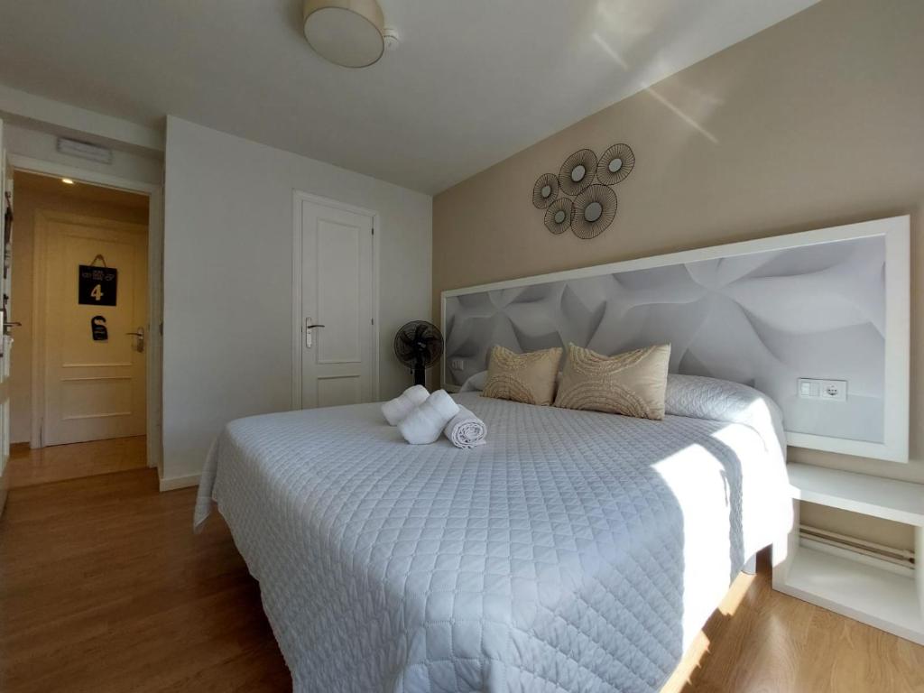 A bed or beds in a room at Pensión Cabezas