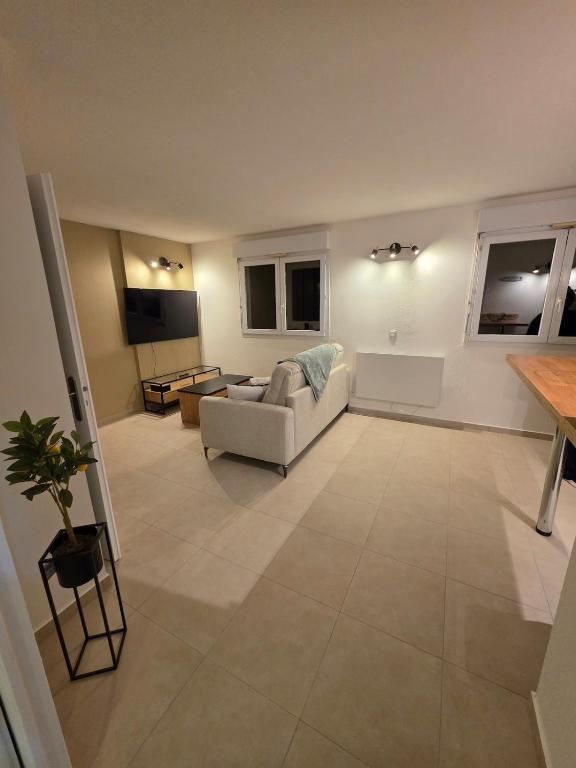 un salon avec un canapé et une table dans l'établissement Appartement rénové proche plage, à Cannes