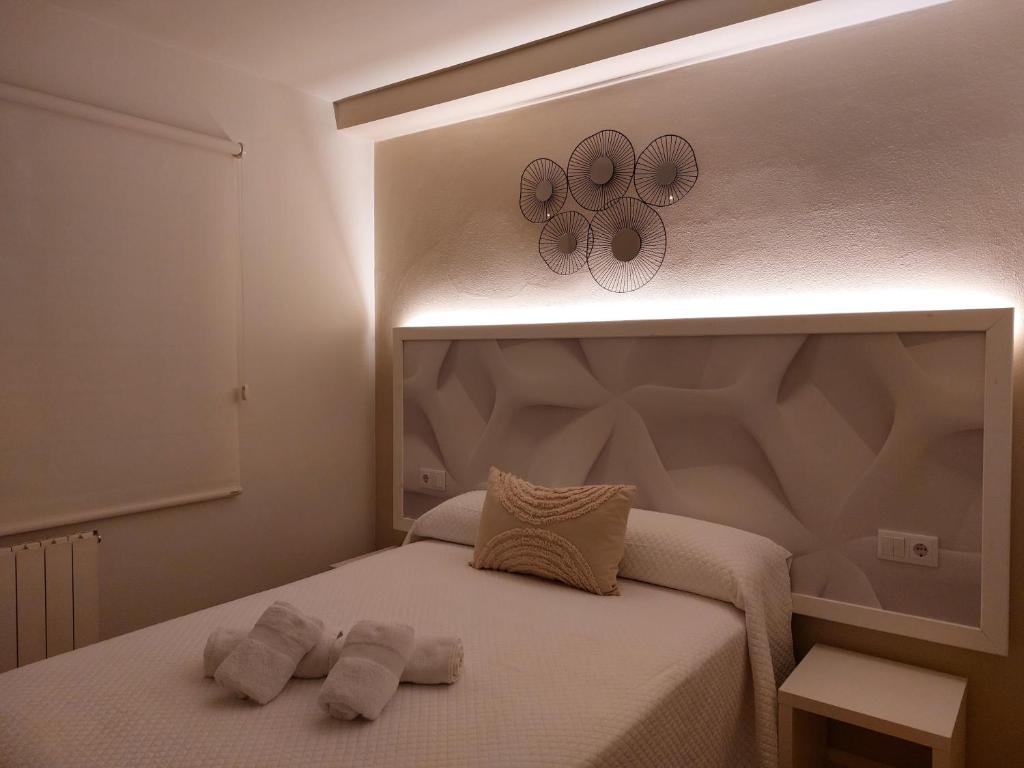 A bed or beds in a room at Pensión Cabezas