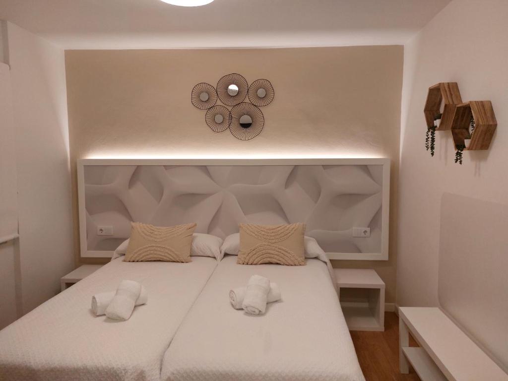 A bed or beds in a room at Pensión Cabezas