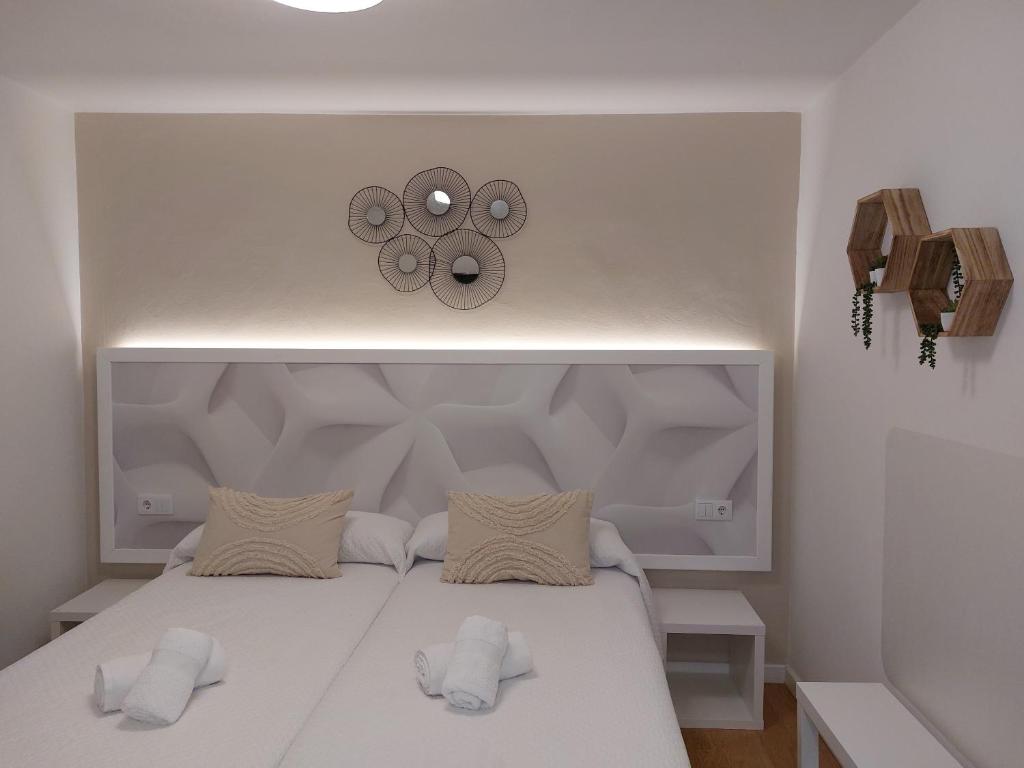 A bed or beds in a room at Pensión Cabezas