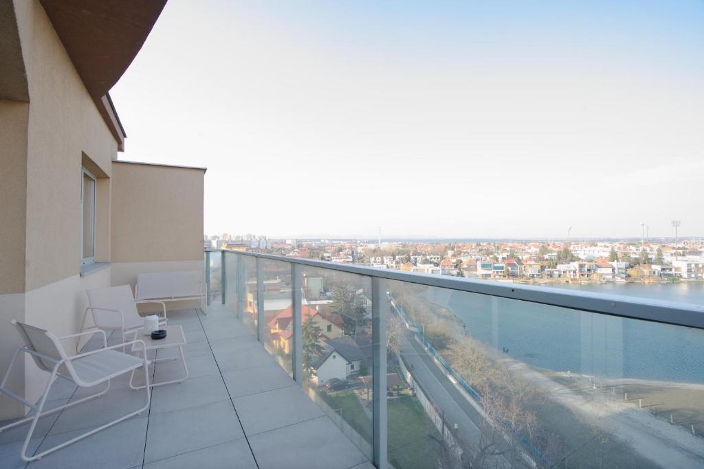 Balkón nebo terasa v ubytování Luxusný Penthouse nad jazerami 230 m2, 2x garáž, WIFI