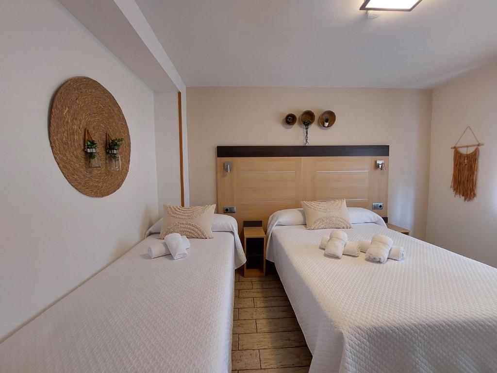 A bed or beds in a room at Pensión Cabezas