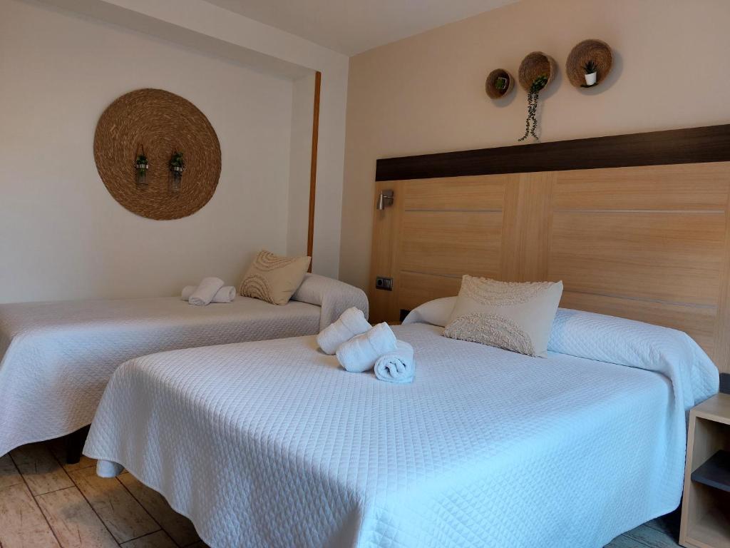 A bed or beds in a room at Pensión Cabezas