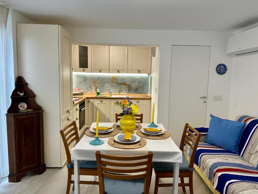 Kuchyň nebo kuchyňský kout v ubytování Cozy flat near the beach