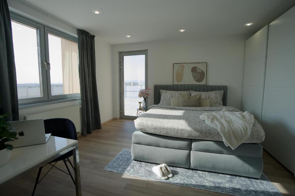Postel nebo postele na pokoji v ubytování Luxusný Penthouse nad jazerami 230 m2, 2x garáž, WIFI