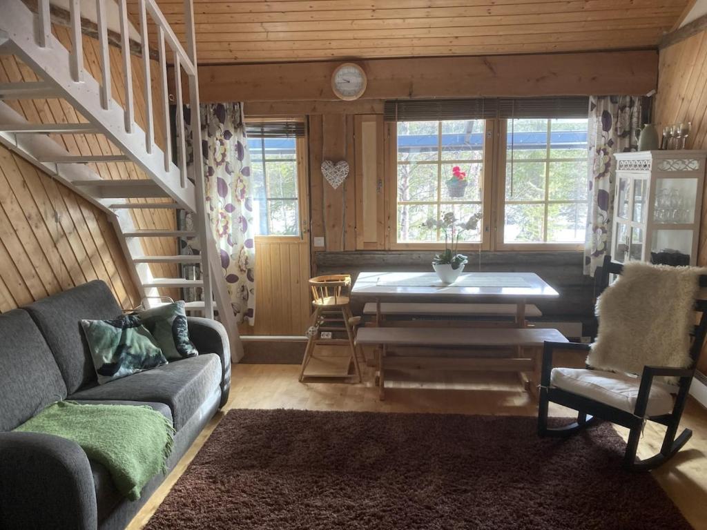 una sala de estar con un sofá y una mesa en Hulhavanpuisto B2, Iso-Syöte, Pudasjärvi, en Pudasjärvi