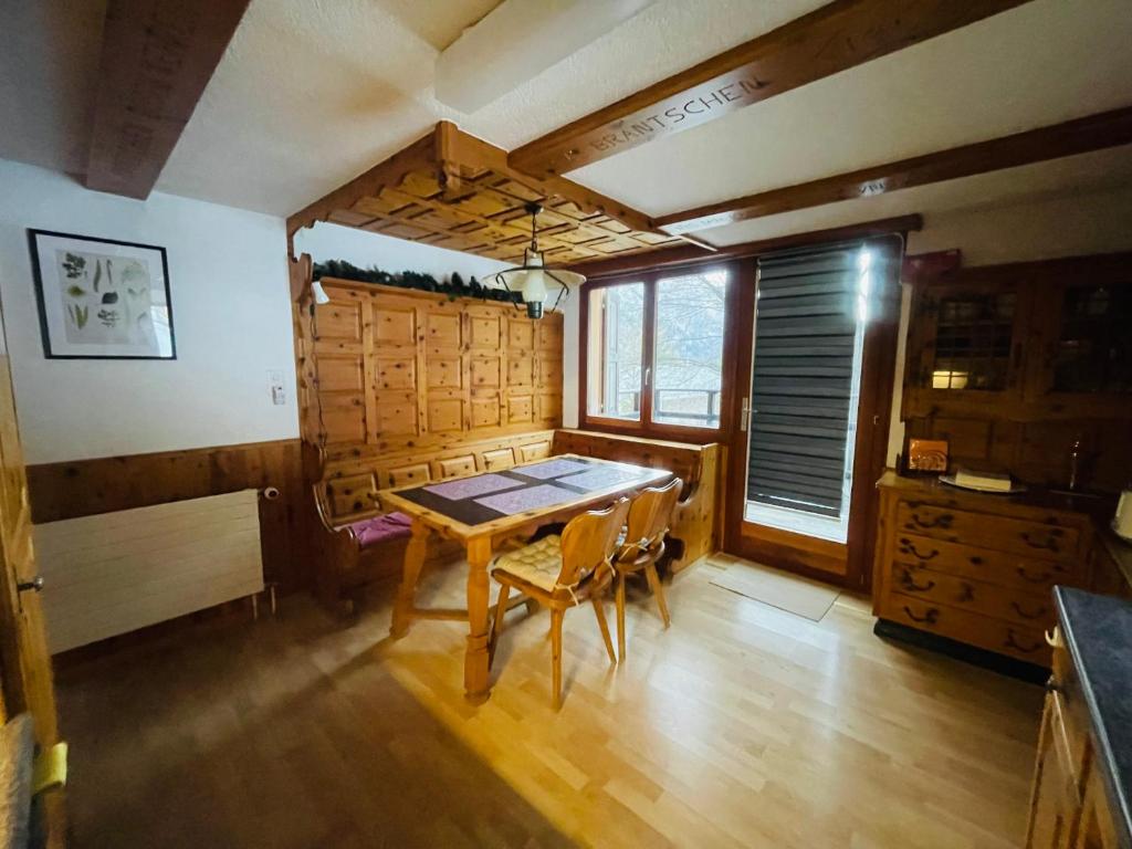 Fotografie z fotogalerie ubytování 5 Zimmer-Wohnung mit Garage und Sauna v destinaci Sankt Niklaus