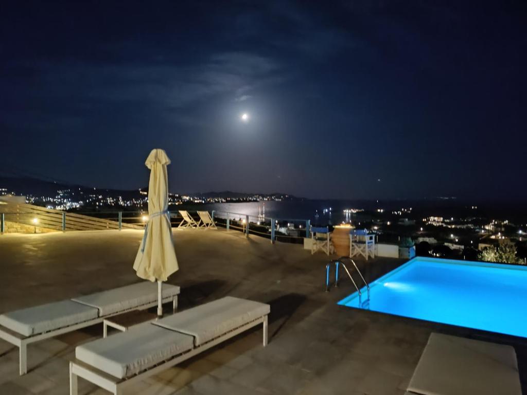Basen w obiekcie White Blue Houses & Apartments Paros lub w pobliżu