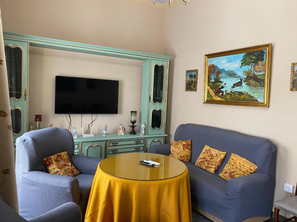 TebaにあるCasa Pepin y Paquitaのリビングルーム(青い椅子2脚、テーブル付)