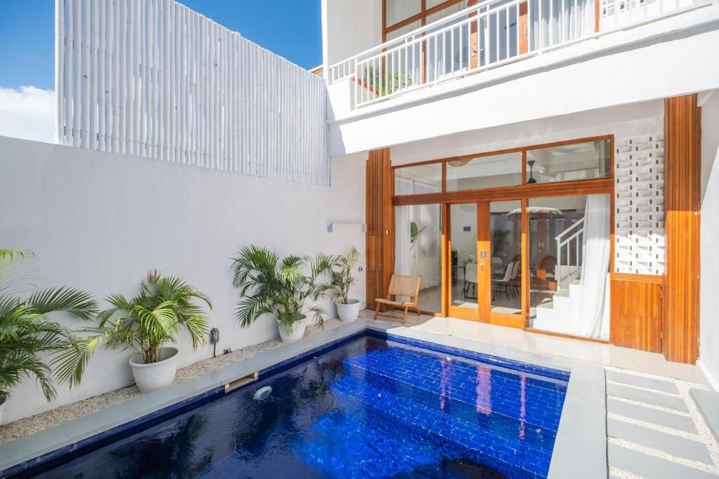 une villa avec piscine et une maison dans l'établissement OG Cruz - Central & Stylish Canggu Pool Villa - Sleeps 7, à Canggu