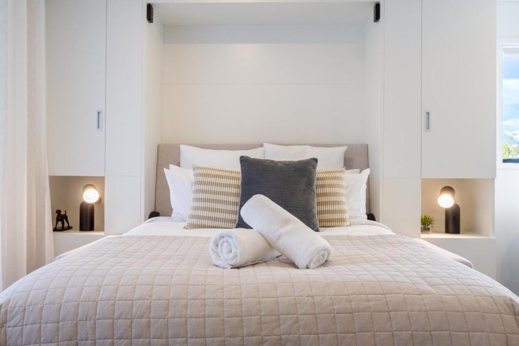 Charming Studio with desk space near South City Mall - Resim 9