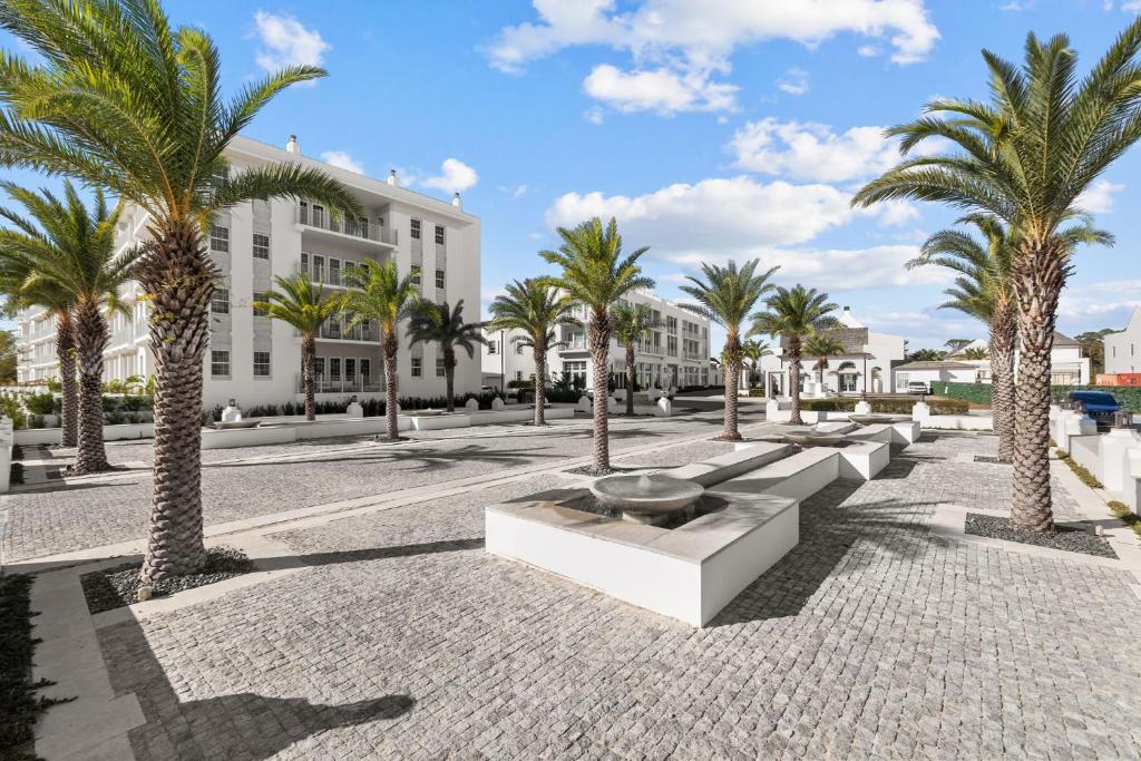 un cortile con palme e un edificio di Kaiya Beach Resort a Inlet Beach