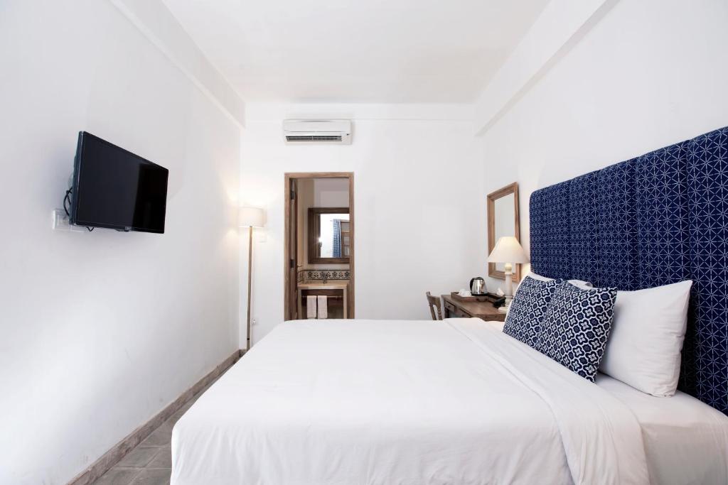 Postel nebo postele na pokoji v ubytování Adhisthana Hotel Yogyakarta